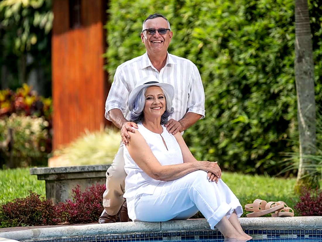 Don Pedro Antonio y Doña Norma Elizabeth, retrato junto a la piscina del jardín